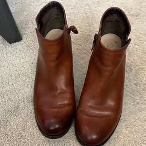 Used size 7.5 Clark’s ankle booties